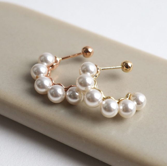 
            
                Load image into Gallery viewer, 14k Gold Half Circle Pearl Piercing
            
        